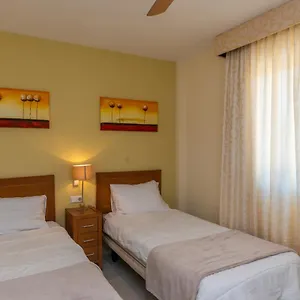 2br-jarales-calahonda-ac-pool-parking.1costadelsol.com/